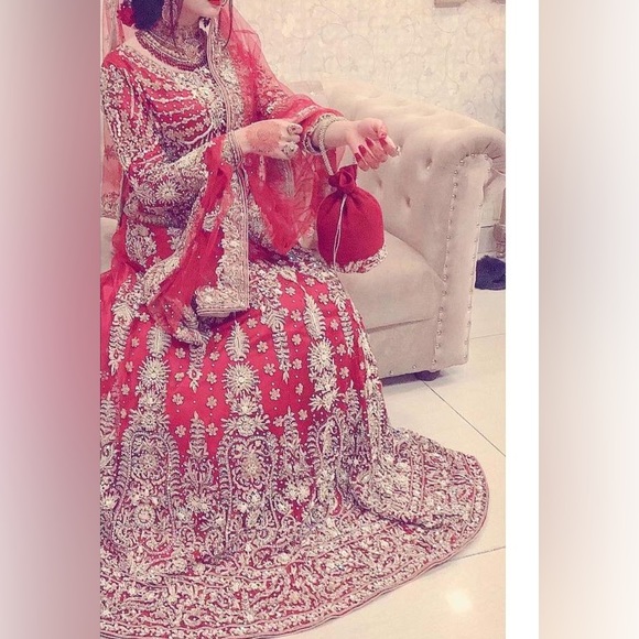 Traditional Pakistani Indian bridal lehenga in red - Picture 3 of 16